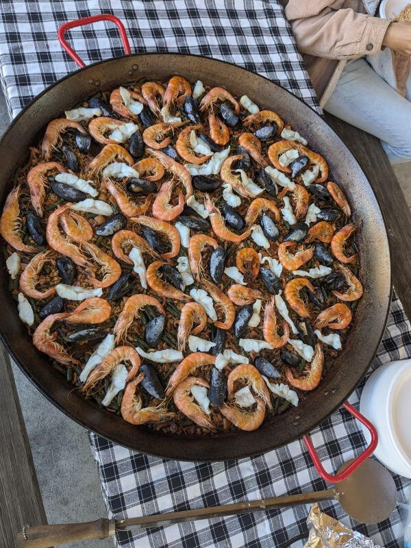 Black-squid-ink-paella-with-shrimp-mussels-and-fish-paella-negra-de-calamar,-mejillones,-gambas-y-pescado-